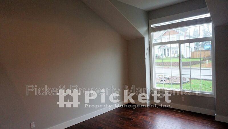 2037 Ne Gustaf St - Photo 5 of 34