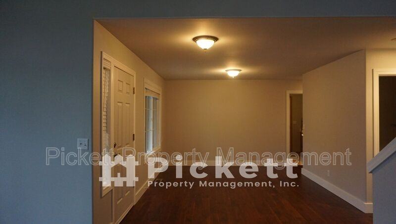 2037 Ne Gustaf St - Photo 6 of 34