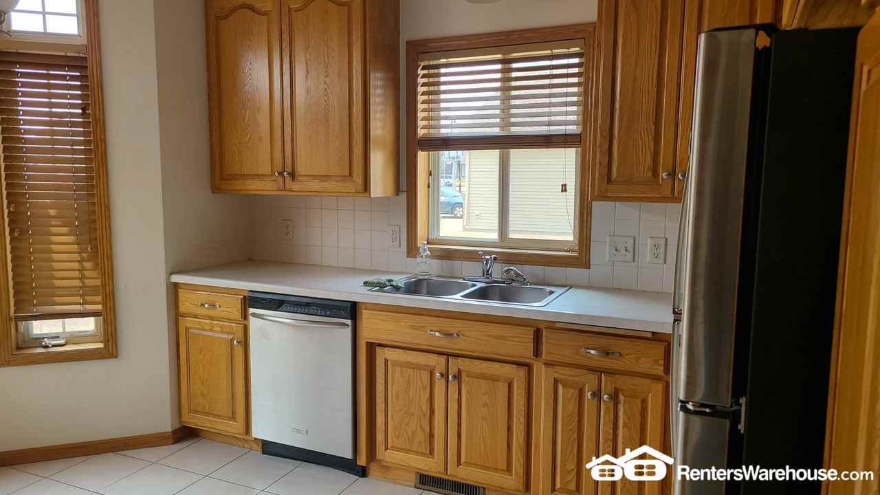 5255 Center St - Photo 3 of 23