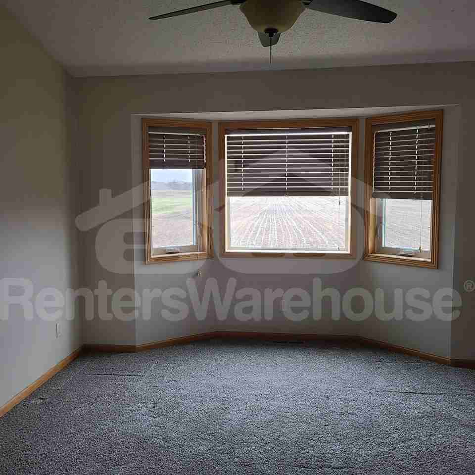 1009 4th Ave Se - Photo 2 of 14