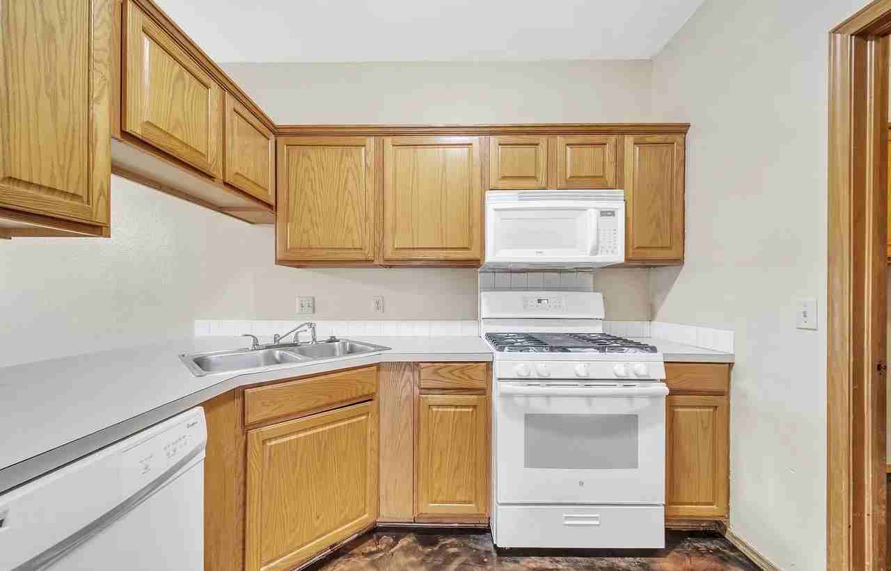 2409 N Glenwood Dr - Photo 2 of 11