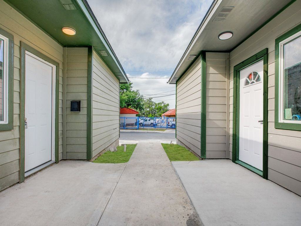 2910 S Laredo St - Photo 2 of 12