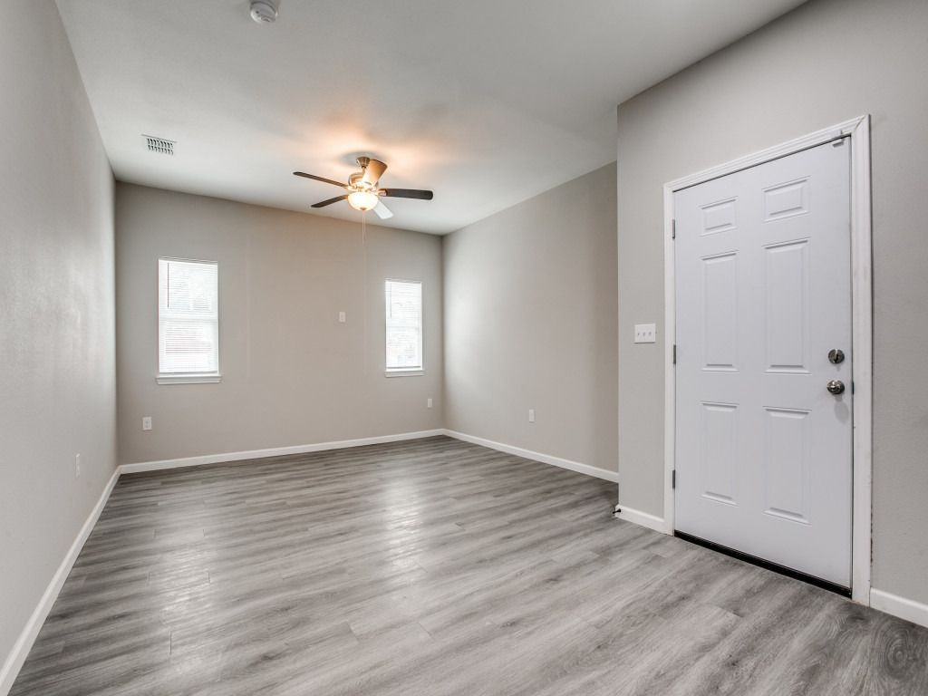 2910 S Laredo St - Photo 3 of 12