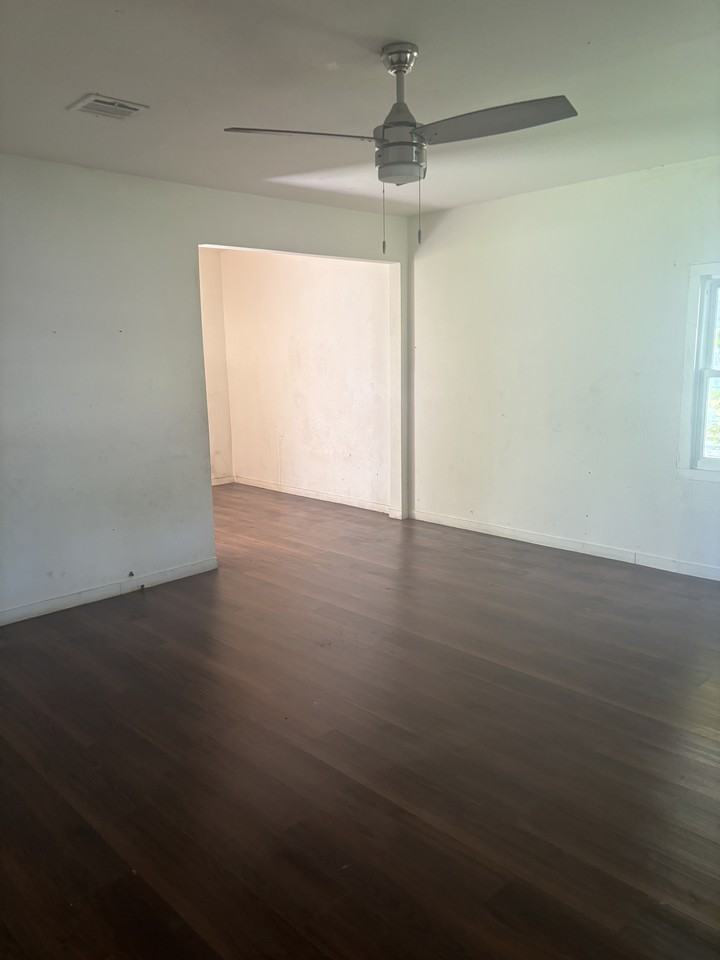 546 S Liberty St - Photo 2 of 13