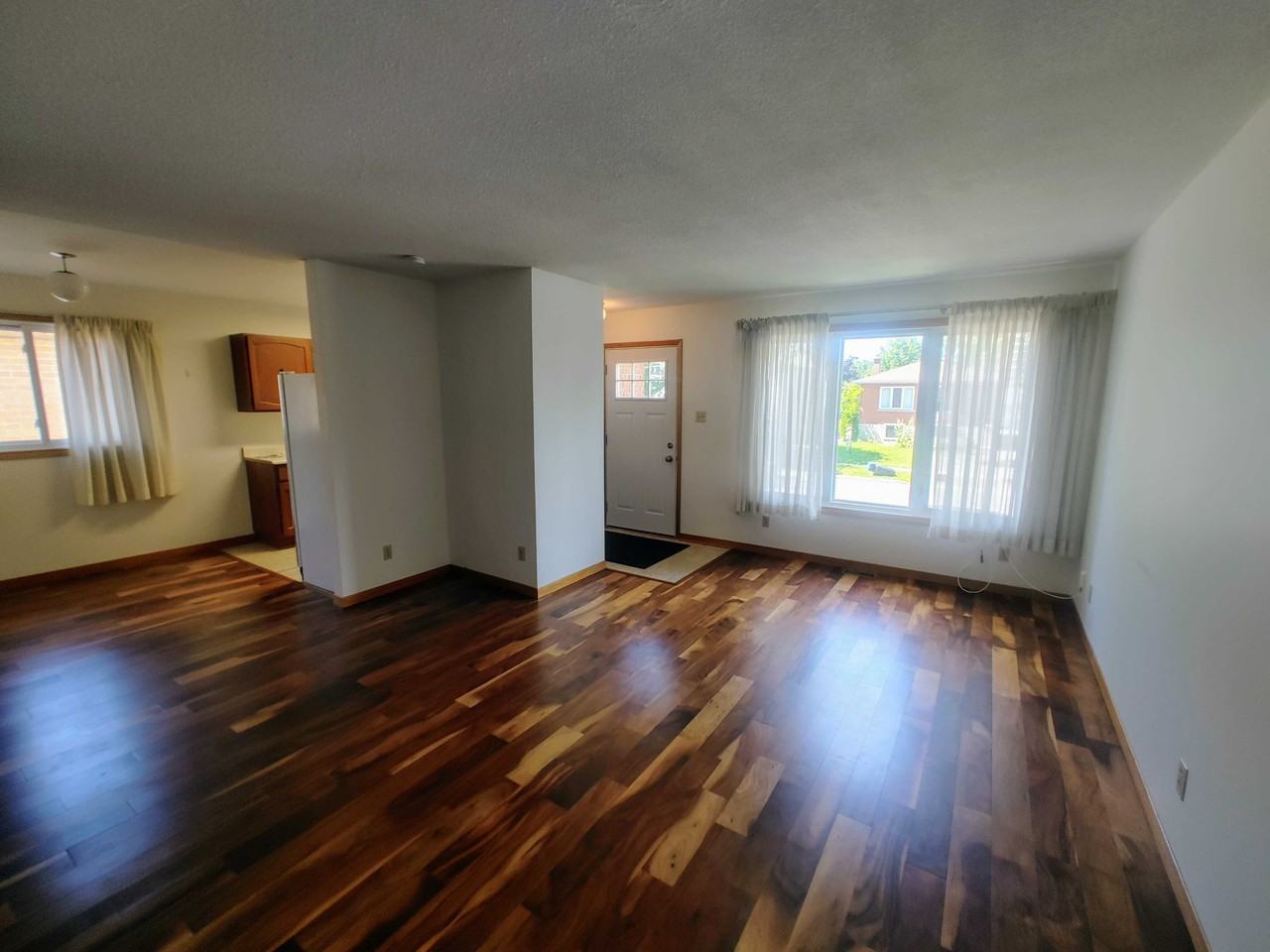 581 Macdonnell St #4 - Photo 2 of 9