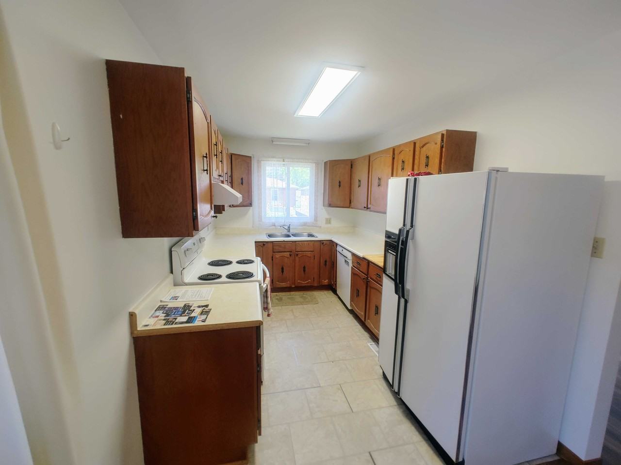 581 Macdonnell St #4 - Photo 3 of 9