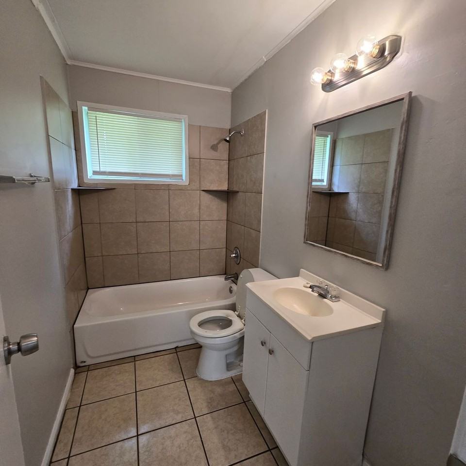 1222 Canfield Ave - Photo 7 of 11