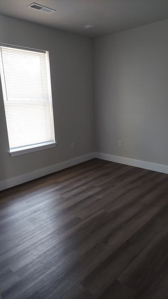 417 Eagle St #417 - Photo 3 of 9