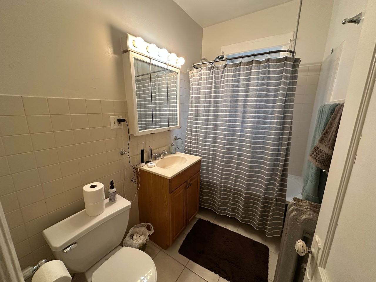 3623 N Pine Grove Ave #2W - Photo 4 of 7