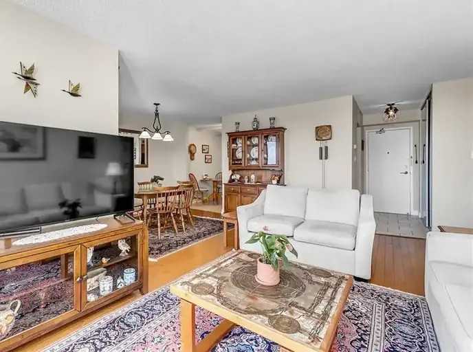 19 Woodlawn Rd E #601 - Photo 2 of 11