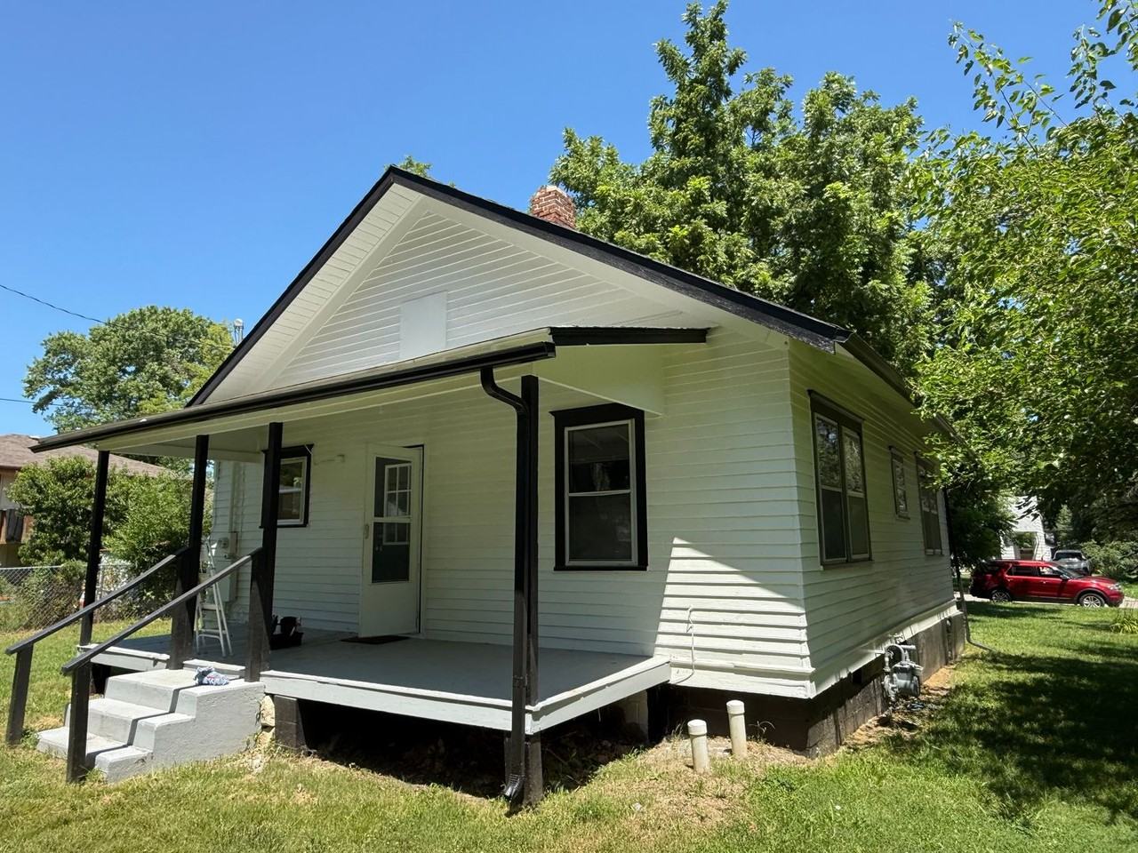 527 W Elm St - Photo 2 of 13