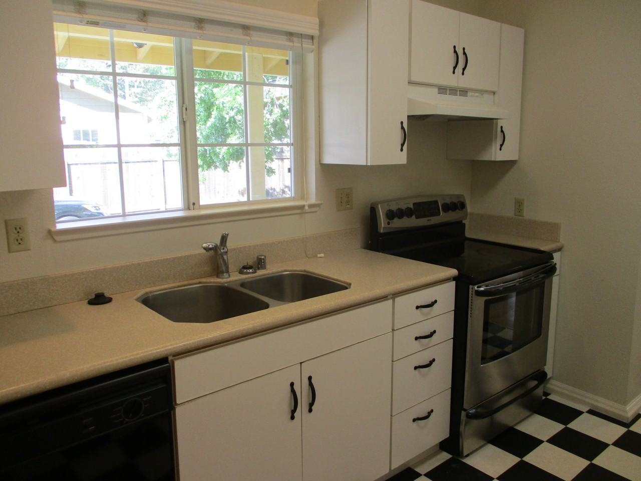 1608 Laburnum Ave - Photo 3 of 18