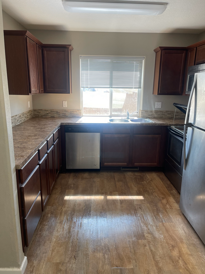 202 Se 7th St - Photo 3 of 4