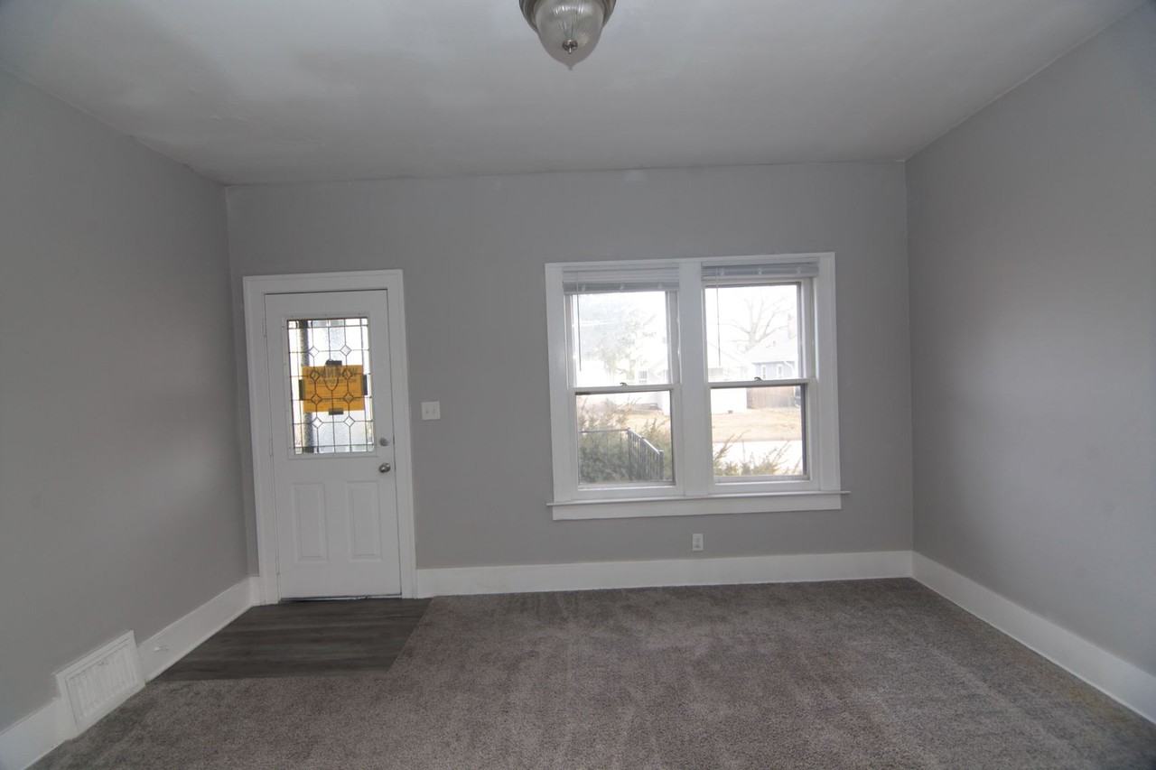 2335 31st St - Photo 3 of 20