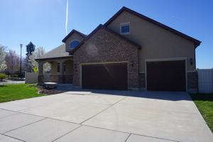 featured image of 222 E Belle Glenn Cir