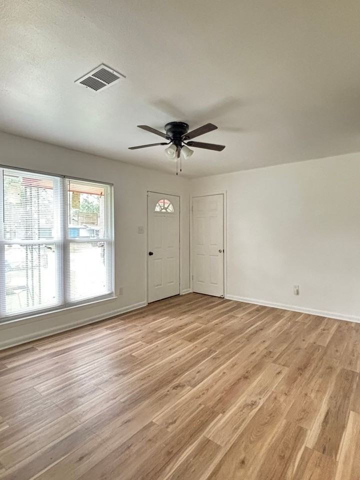3406 Arapaho Trl - Photo 3 of 8