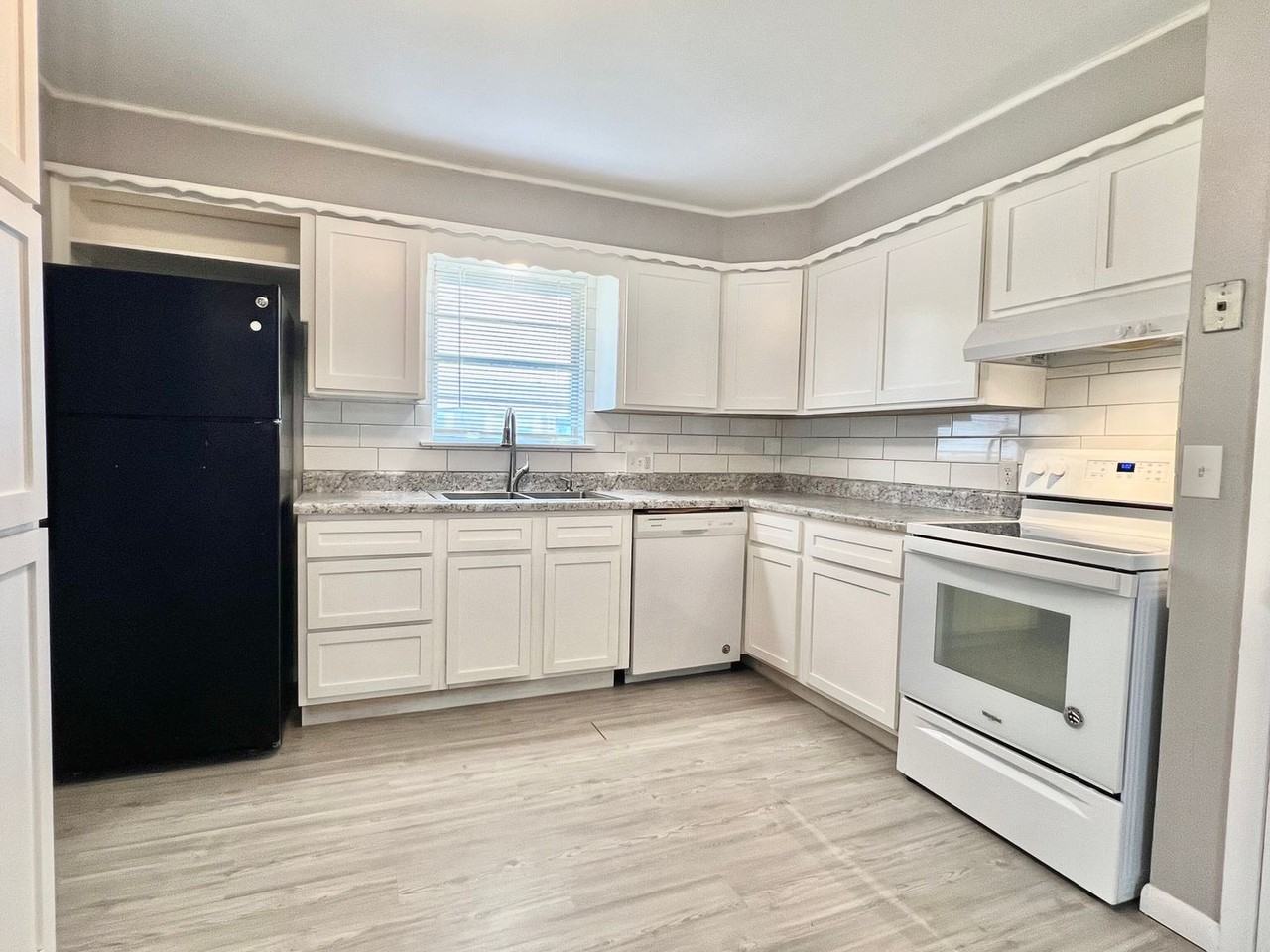 3221 Nw 68th St - Photo 2 of 12