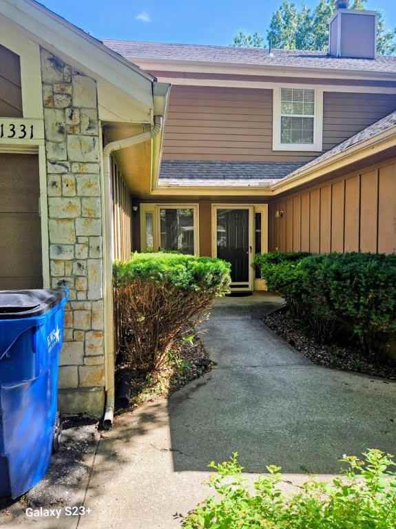 1331 Nw Jefferson Ct - Photo 2 of 15