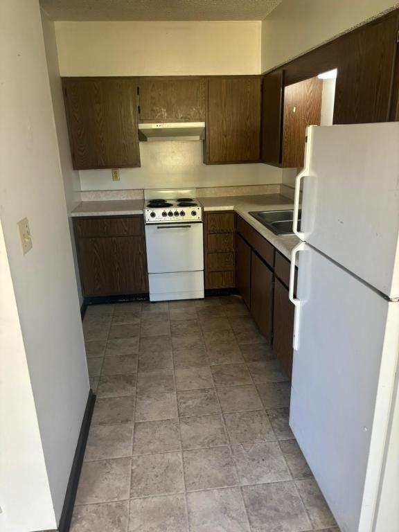 401 N Saint James St - Photo 2 of 5