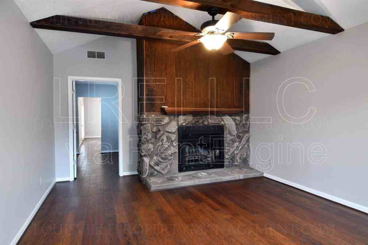 1018 Sylvia St - Photo 3 of 10