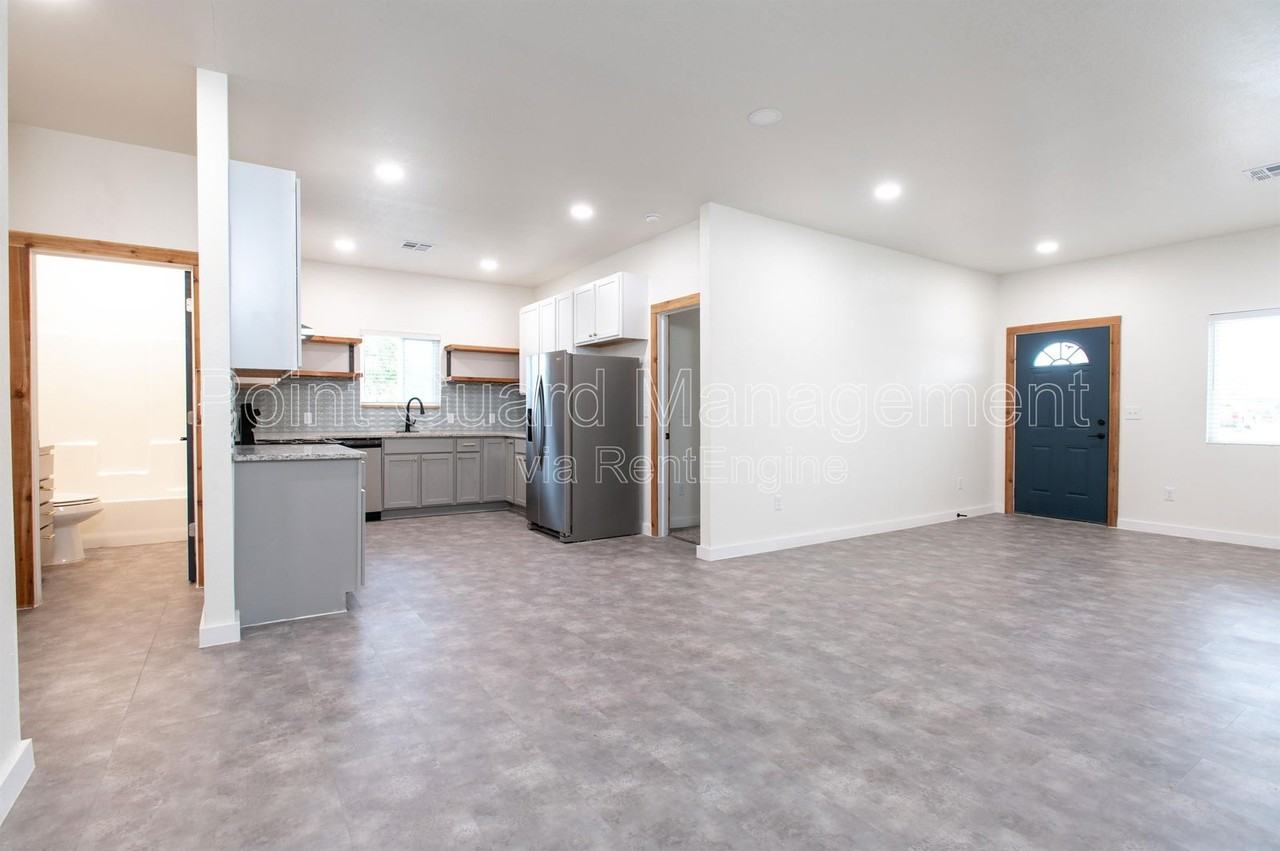2849 N Oliver St - Photo 2 of 32