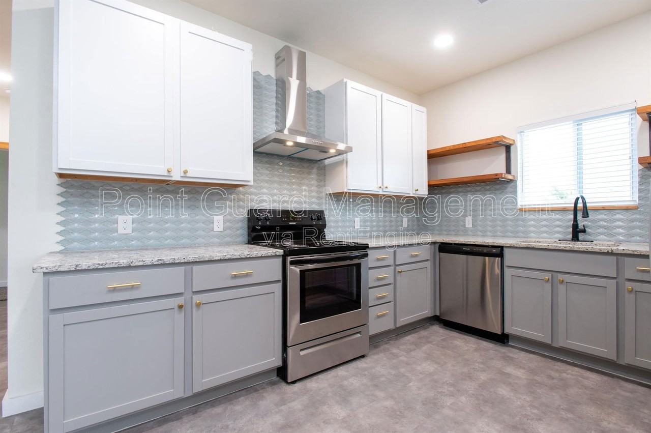 2849 N Oliver St - Photo 7 of 32