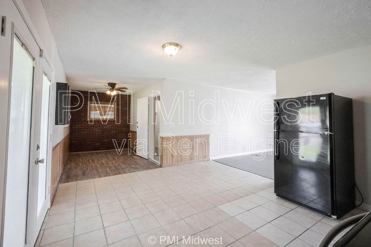 3926 Malibu Dr - Photo 5 of 17