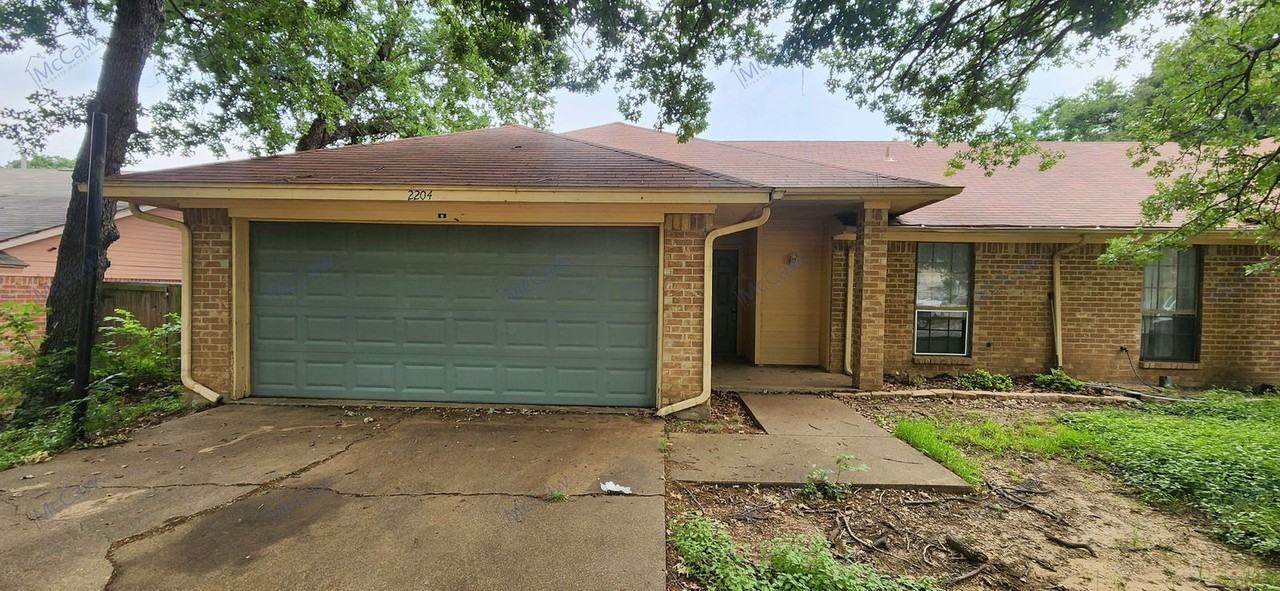 2204 Oak Hill Dr - Photo 2 of 26