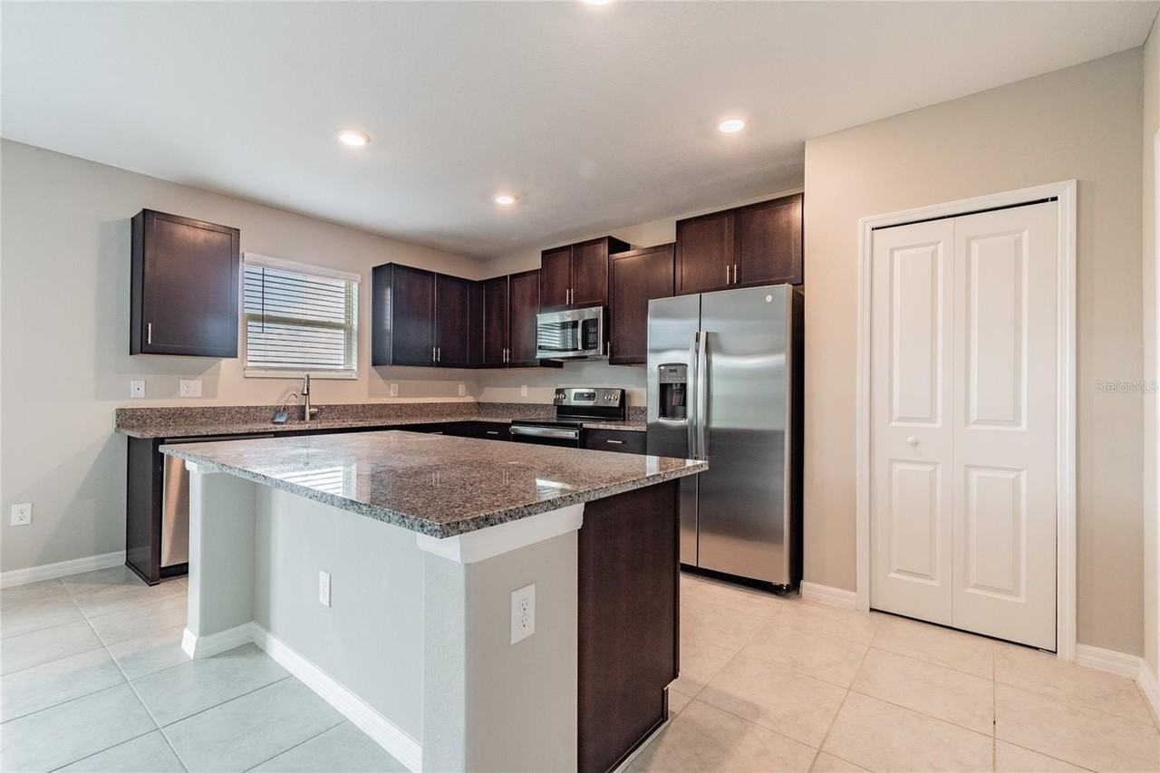 5420 Grays Harbor Court - Photo 7 of 30