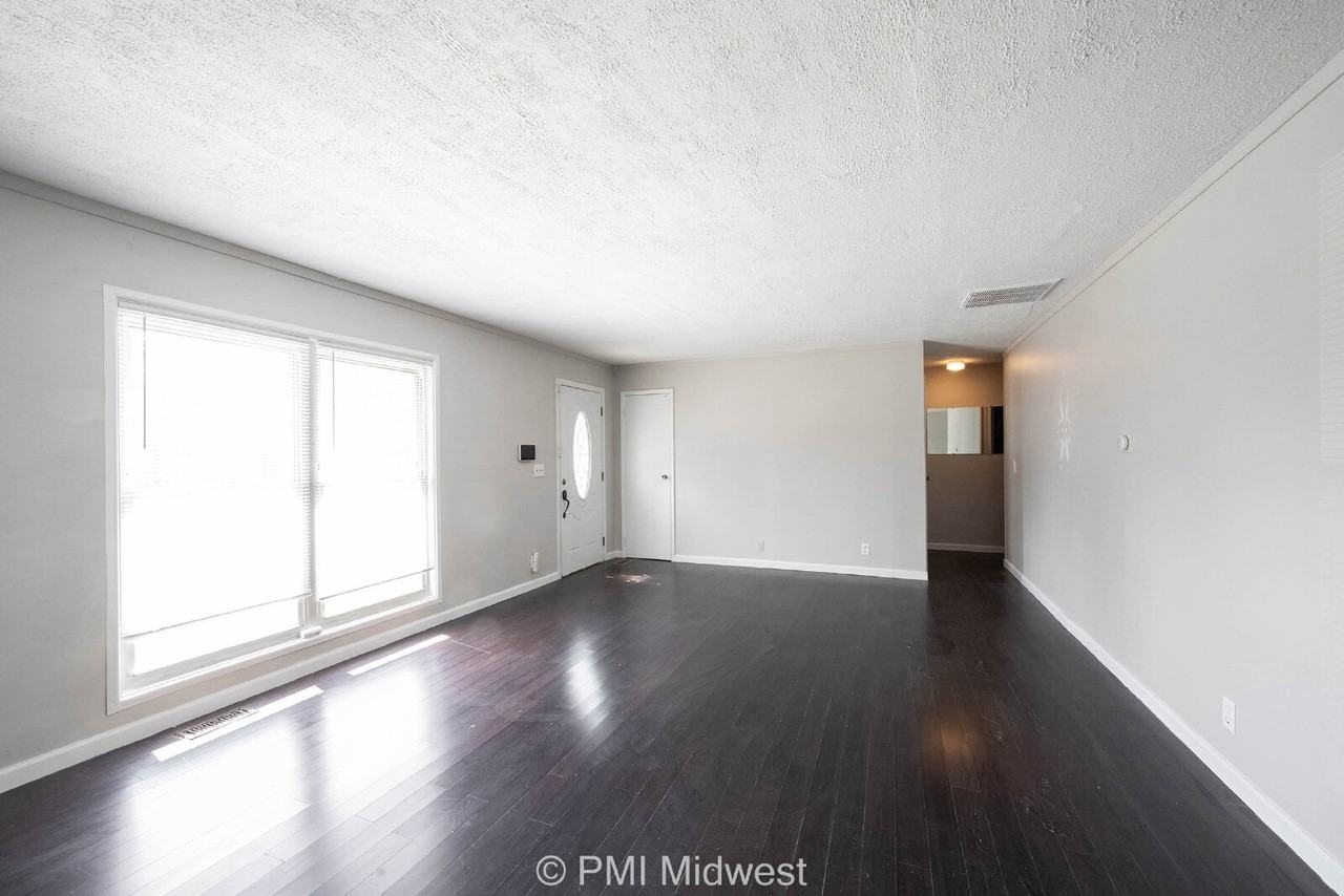 3926 Malibu Dr - Photo 2 of 17