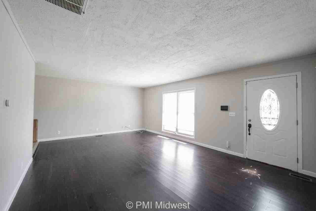 3926 Malibu Dr - Photo 3 of 17