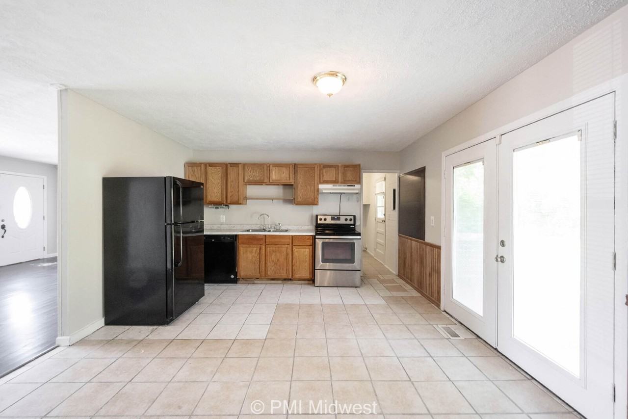 3926 Malibu Dr - Photo 4 of 17