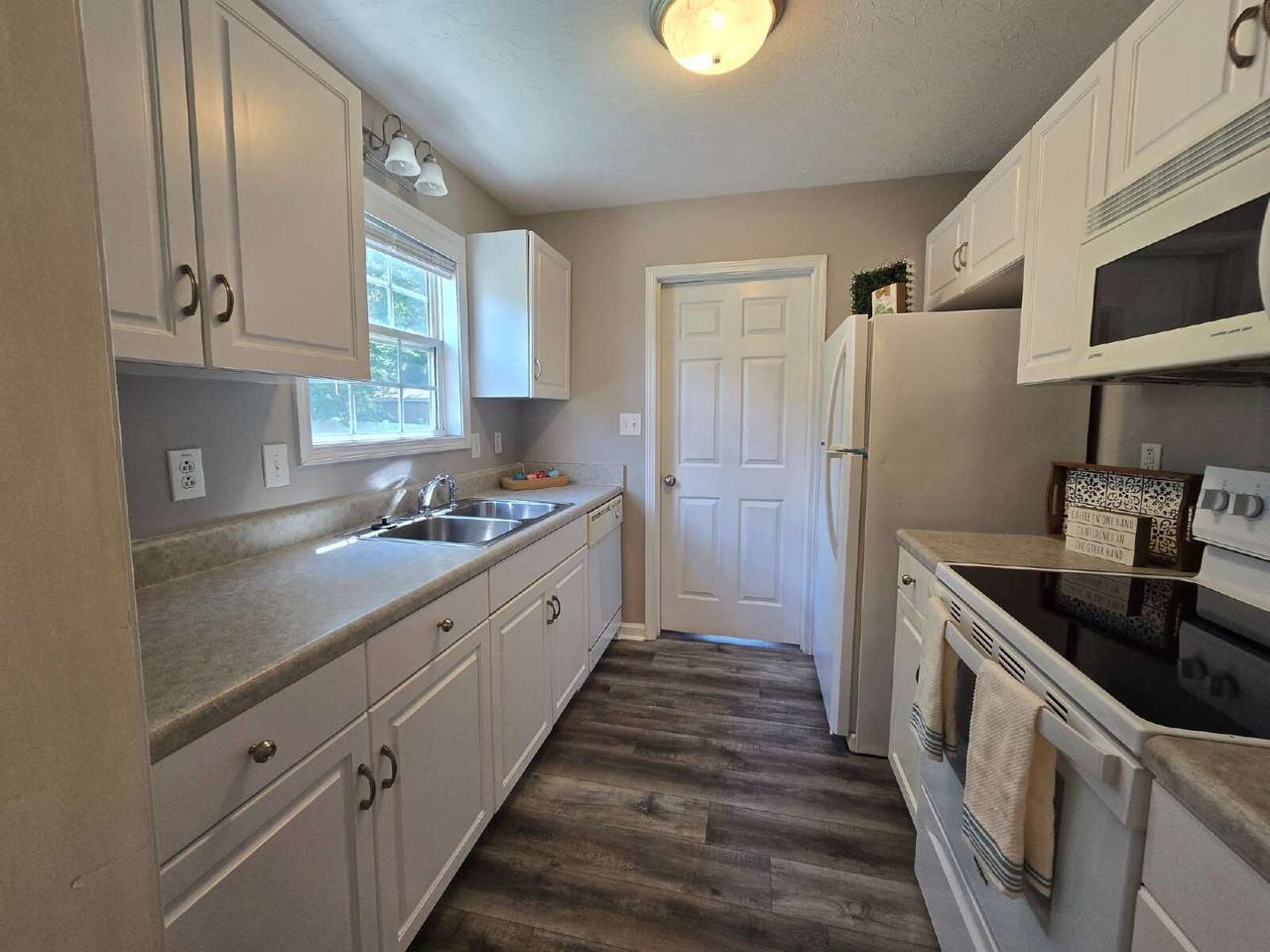 460 Caney Ln - Photo 6 of 20