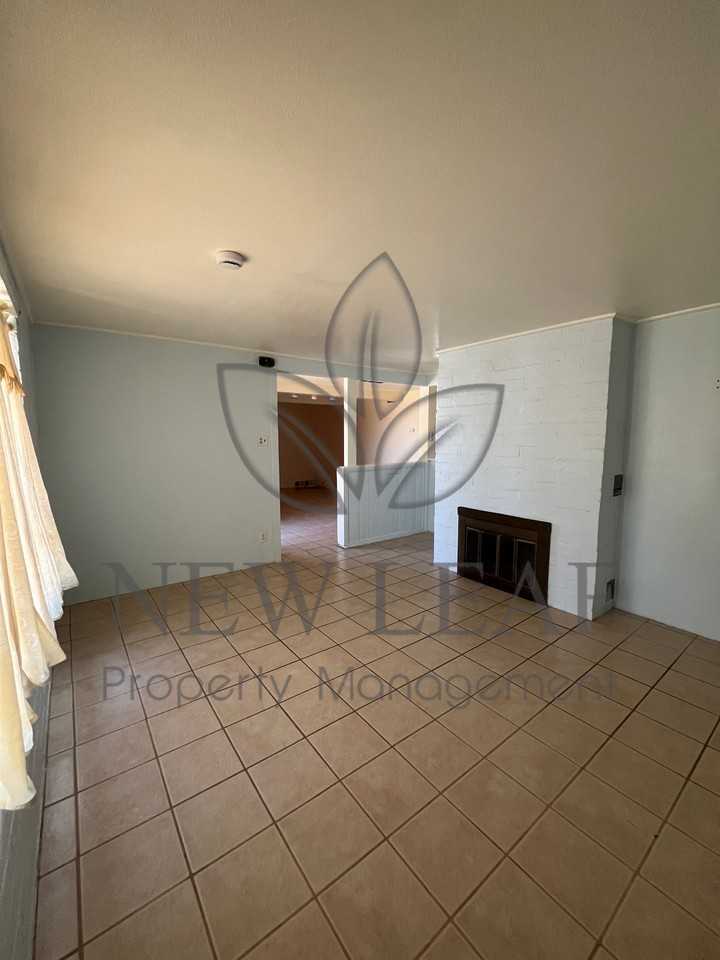 558 E Avenue Q - Photo 7 of 10