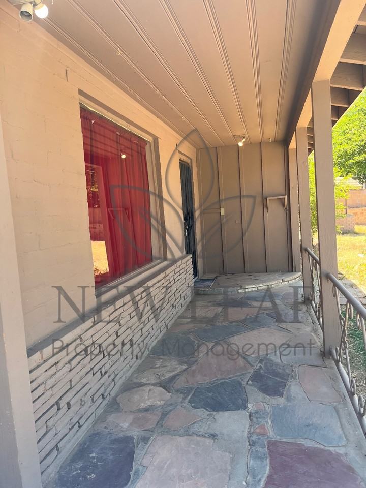 558 E Avenue Q - Photo 4 of 10