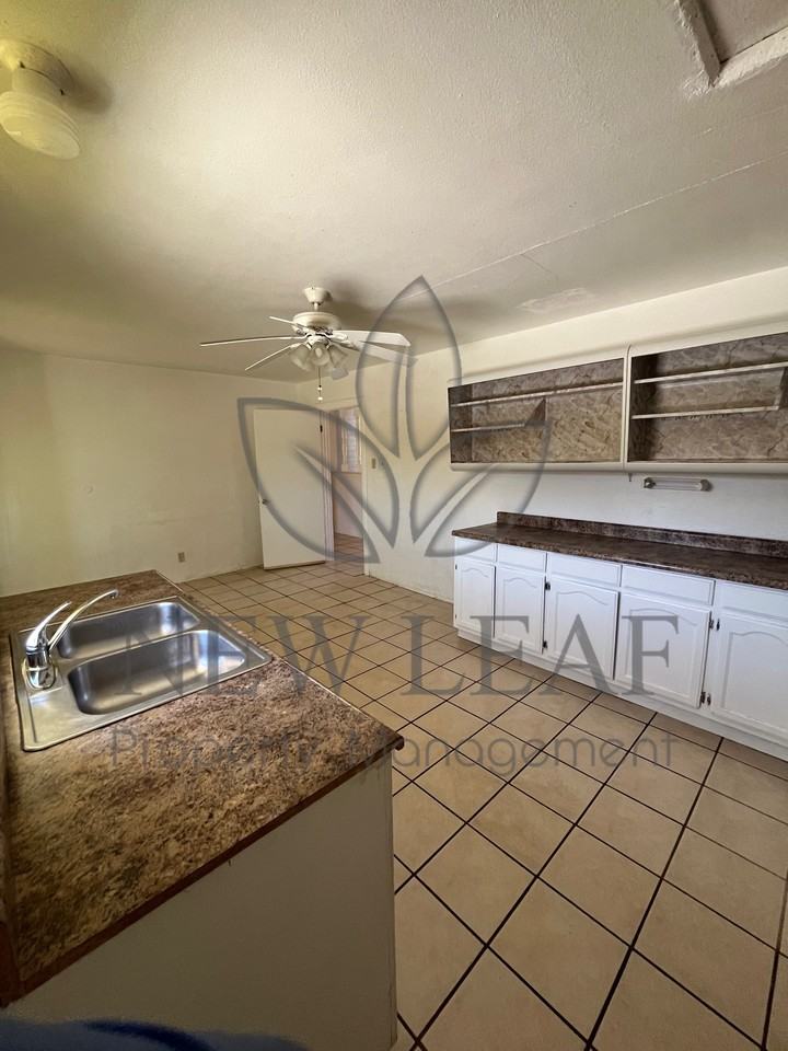 558 E Avenue Q - Photo 3 of 10