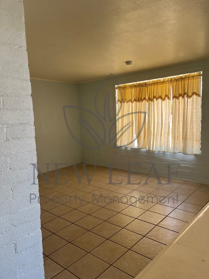 558 E Avenue Q - Photo 7 of 10