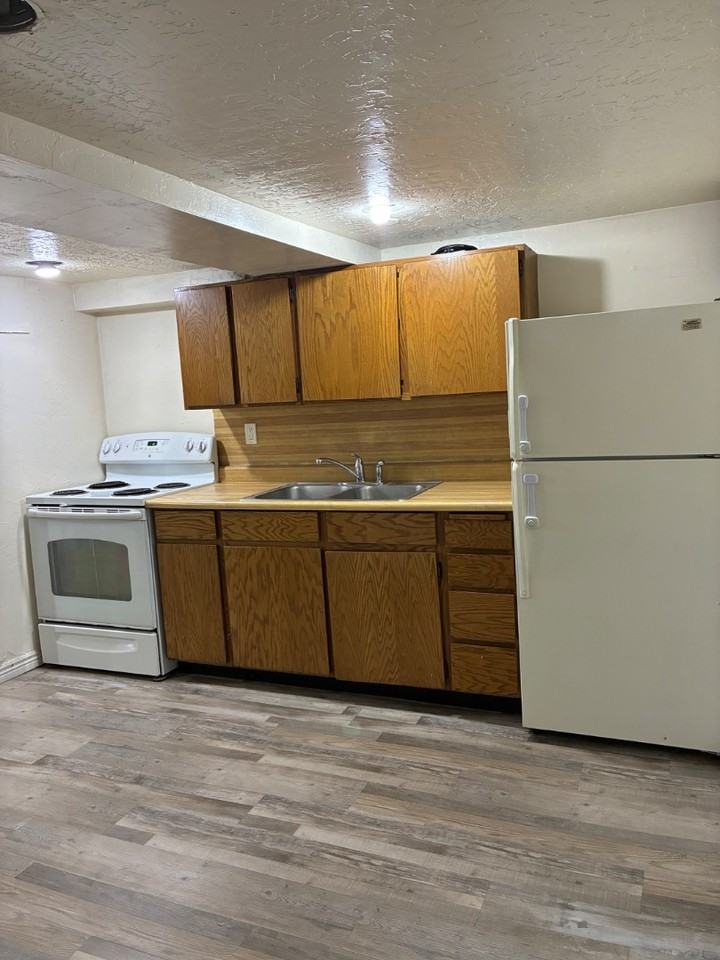 1311 Hansen Ave - Photo 2 of 7