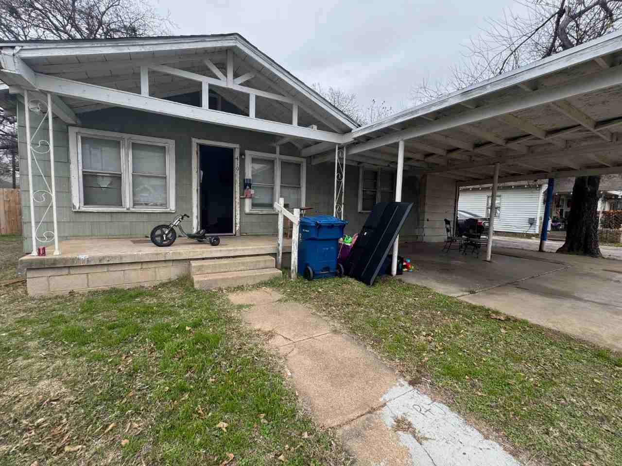 410 E Maple St - Photo 2 of 20