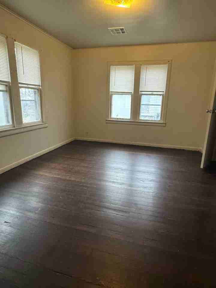 410 E Maple St - Photo 3 of 20