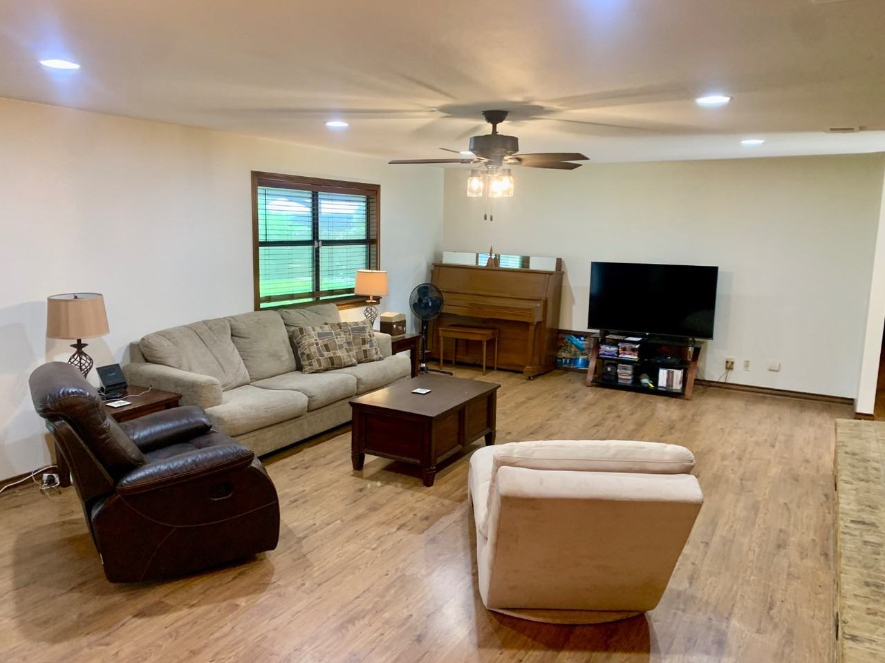 407 Shady Bnd - Photo 3 of 20