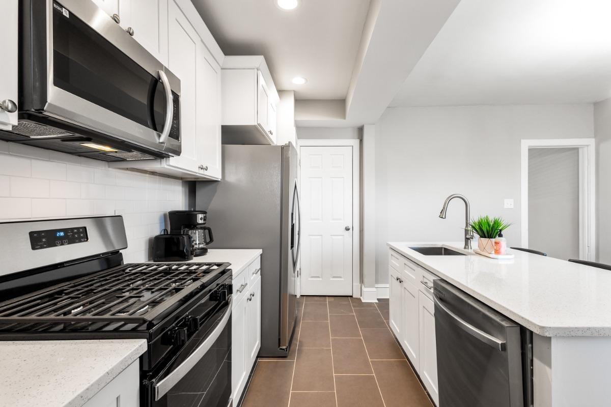 3026 West Leigh Street - Photo 5 of 12