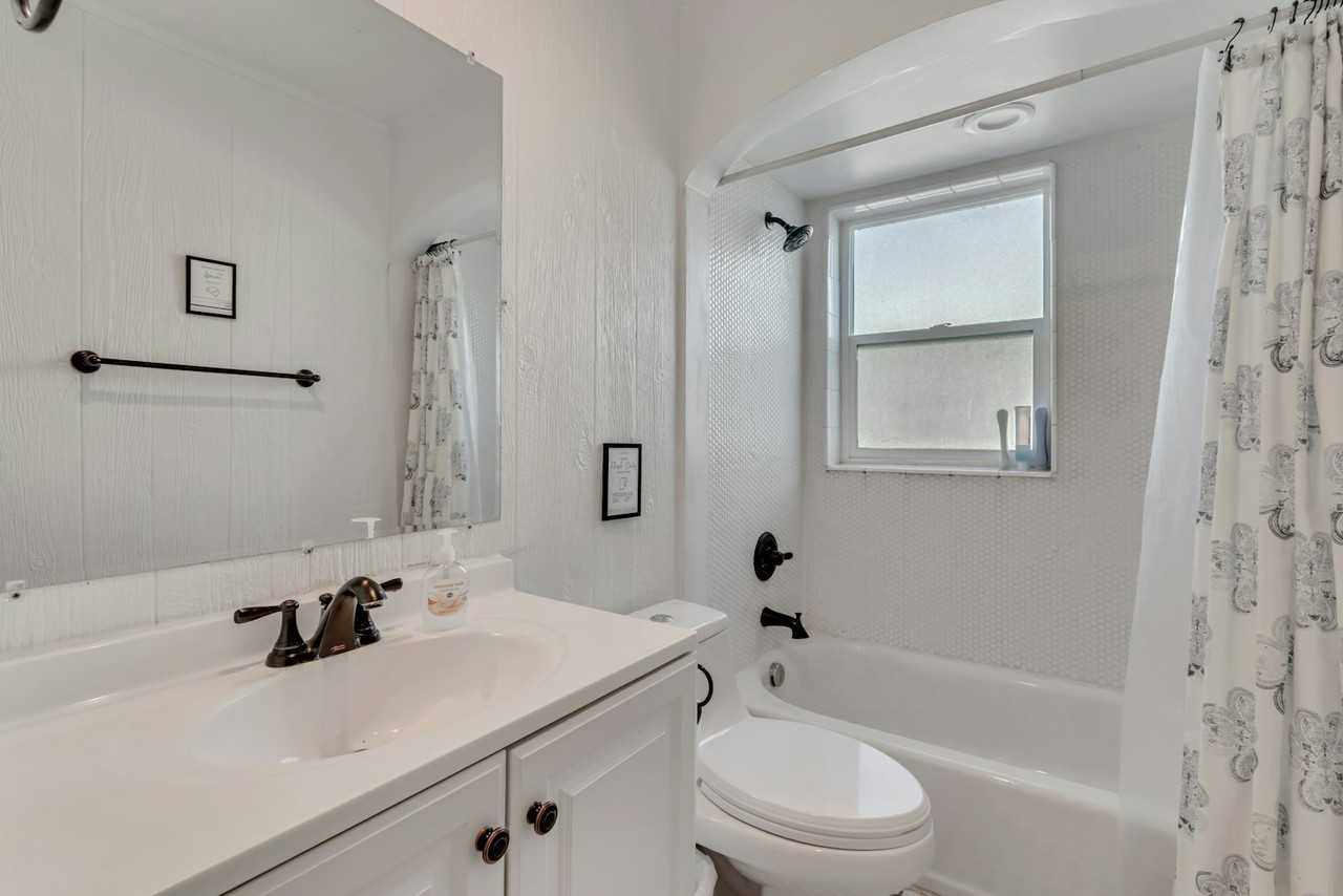 1026 W Center St - Photo 2 of 9