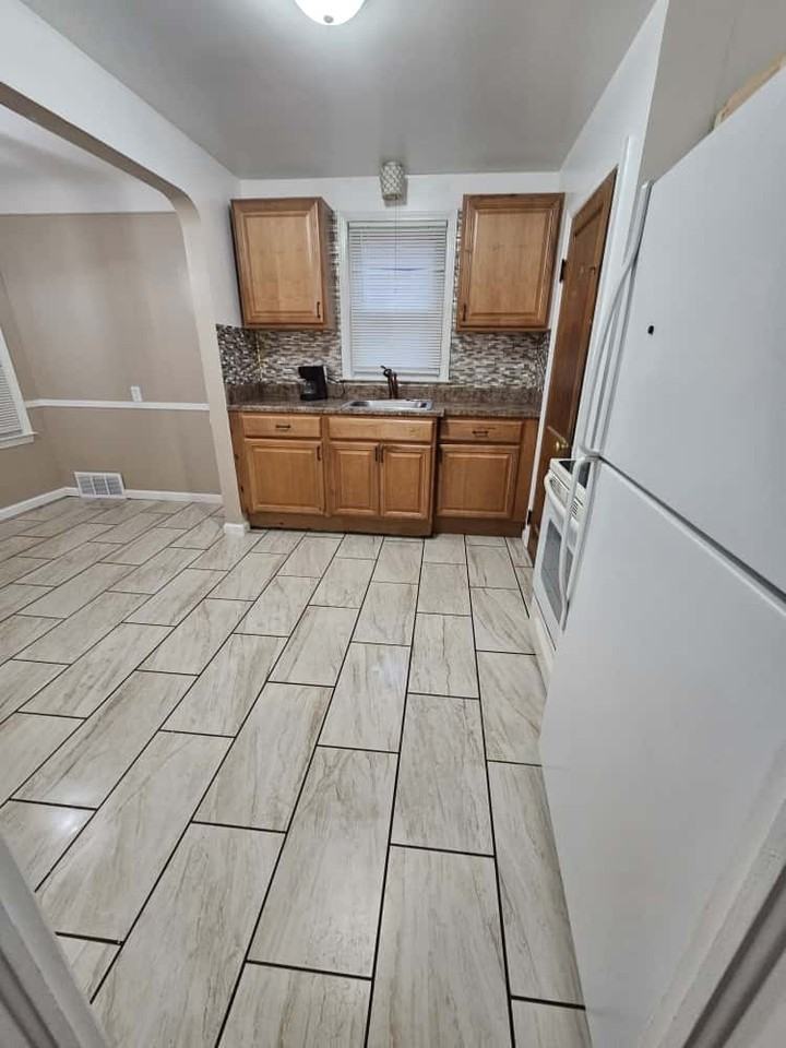 19684 Roscommon Street, Unit Roscommon - Photo 4 of 9