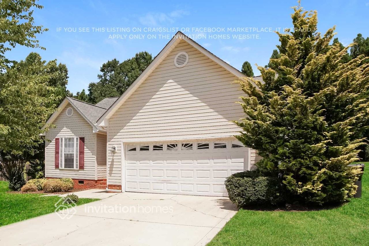 3040 Hereford Ln - Photo 3 of 17