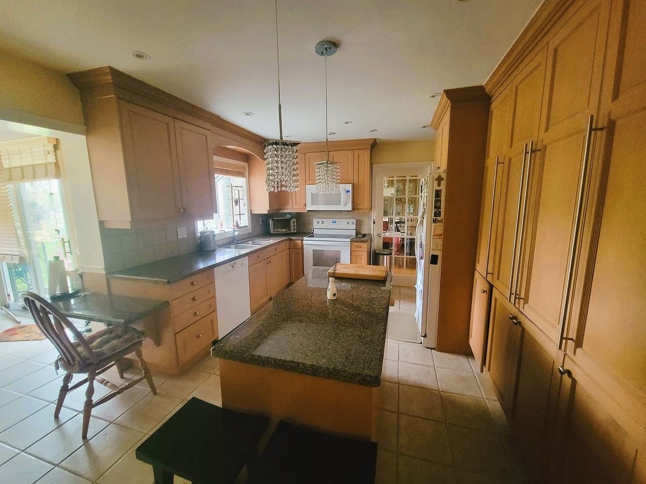 238 Burbank Dr - Photo 3 of 17