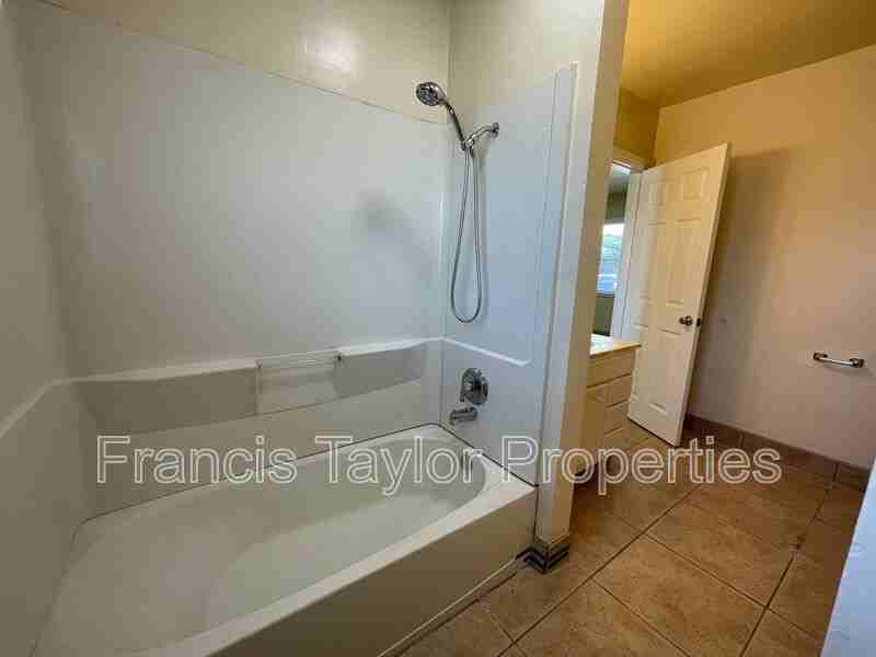 741 S Escondido Blvd #01 - Photo 6 of 16