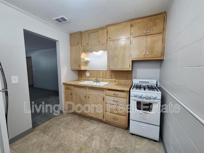849 S St - Photo 2 of 8