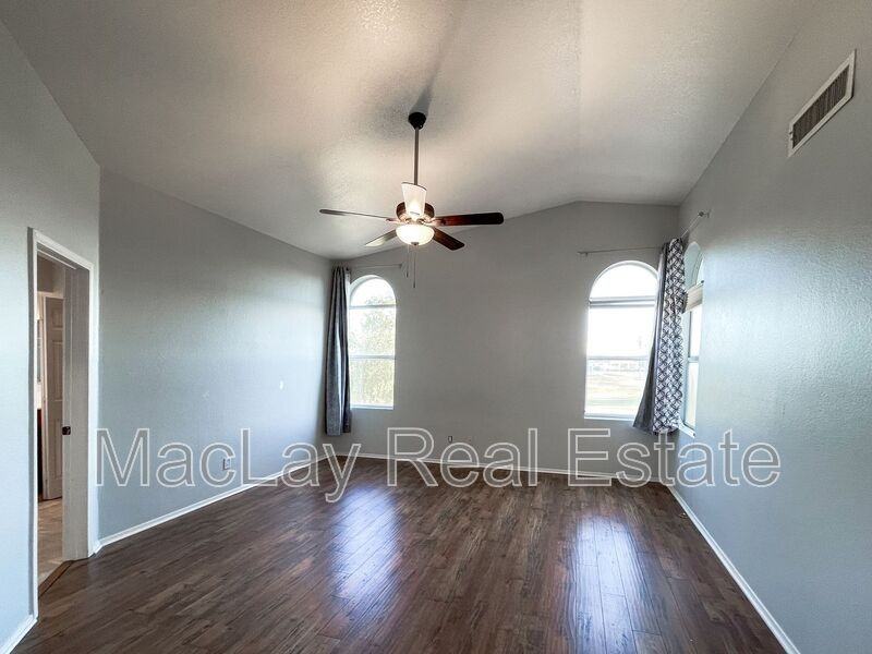 4645 E Kelly Dr - Photo 4 of 34