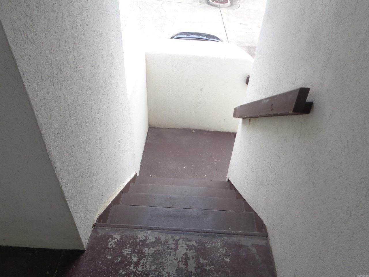 301 Kings Row Dr - Photo 4 of 18